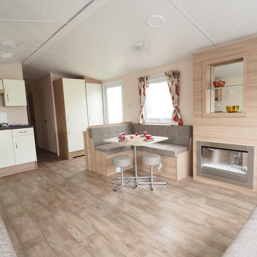 Vakantiepark Wilhelm Tell Superieur Chalet Opglabbeek Екстериор снимка
