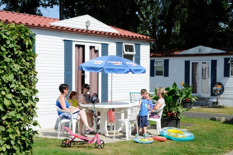 Vakantiepark Wilhelm Tell Superieur Chalet Opglabbeek Екстериор снимка